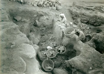 Garstang registreert opgegraven Midden-Bronstijd (2000-1500 v.Chr.) voorraadkamers, 1930